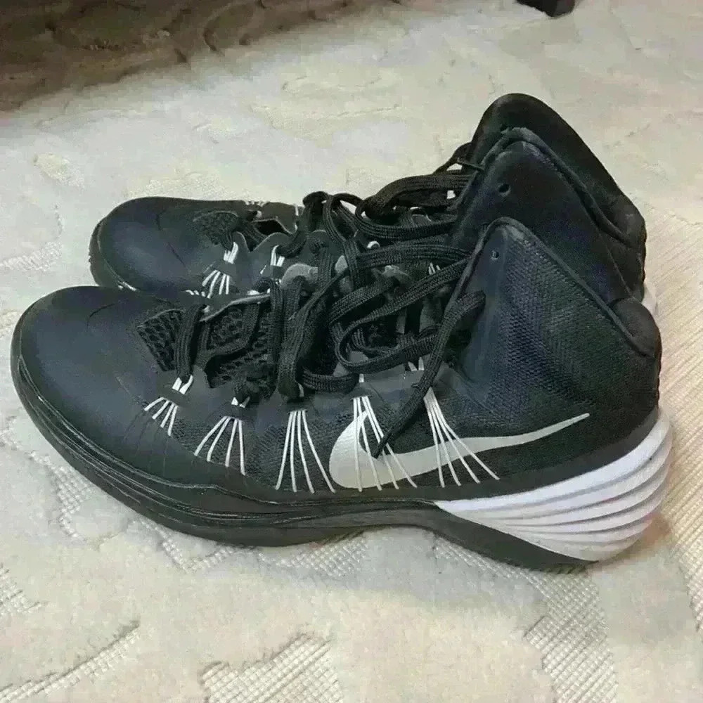 Nikes - Picture 2 of 6